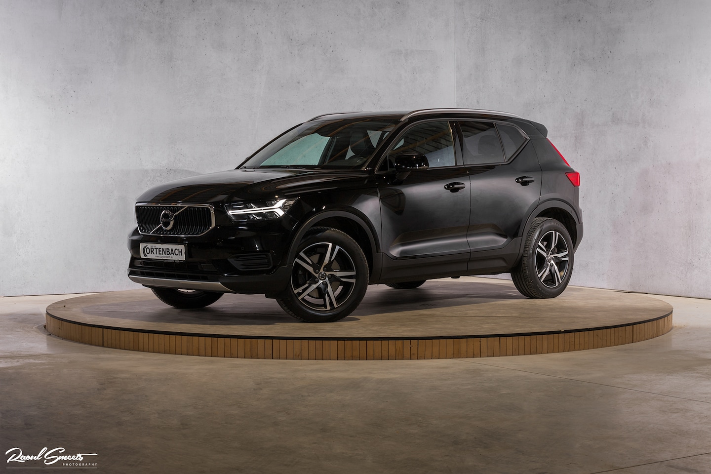 Volvo XC40 - 2.0 T4 Momentum | Cruise control | Harman Kardon | Zwenkbare trekhaak | - AutoWereld.nl