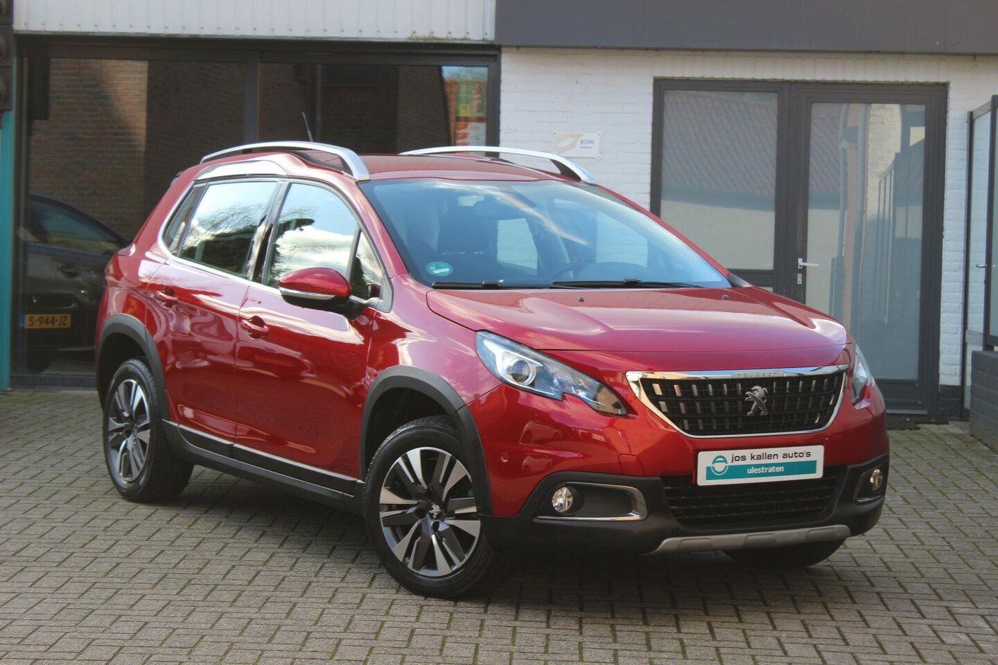 Peugeot 2008 - 1.2 PureTech Allure Navigatie, Camera, Trekhaak, lederen bekleding. - AutoWereld.nl