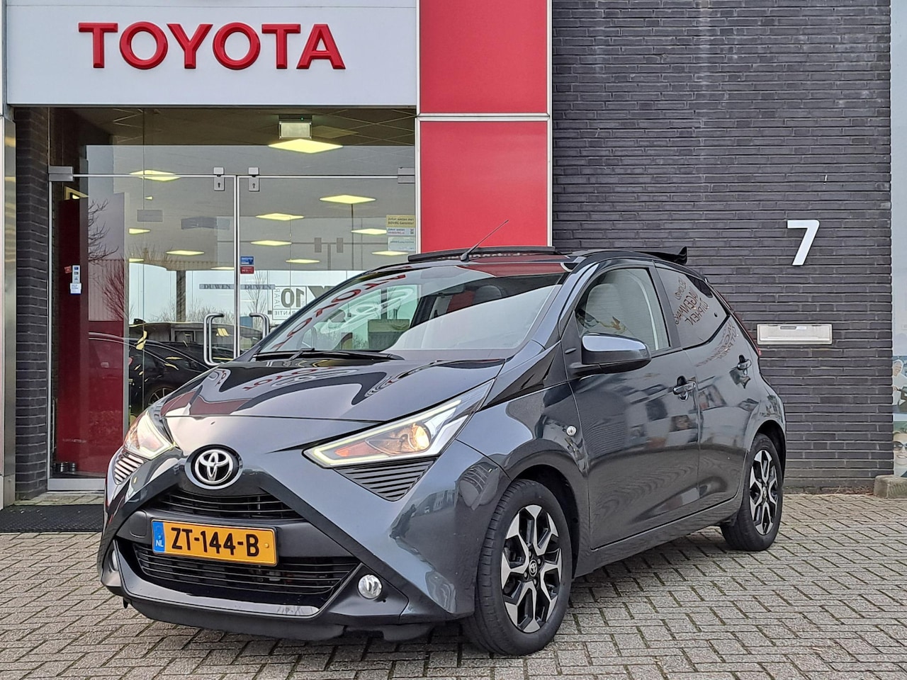 Toyota Aygo - 1.0 VVT-i X-Joy Automaat - AutoWereld.nl