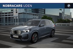 BMW iX1 - eDrive20 M Sport / Panoramadak / Sportstoelen / Adaptieve LED / M Adaptief onderstel / Com