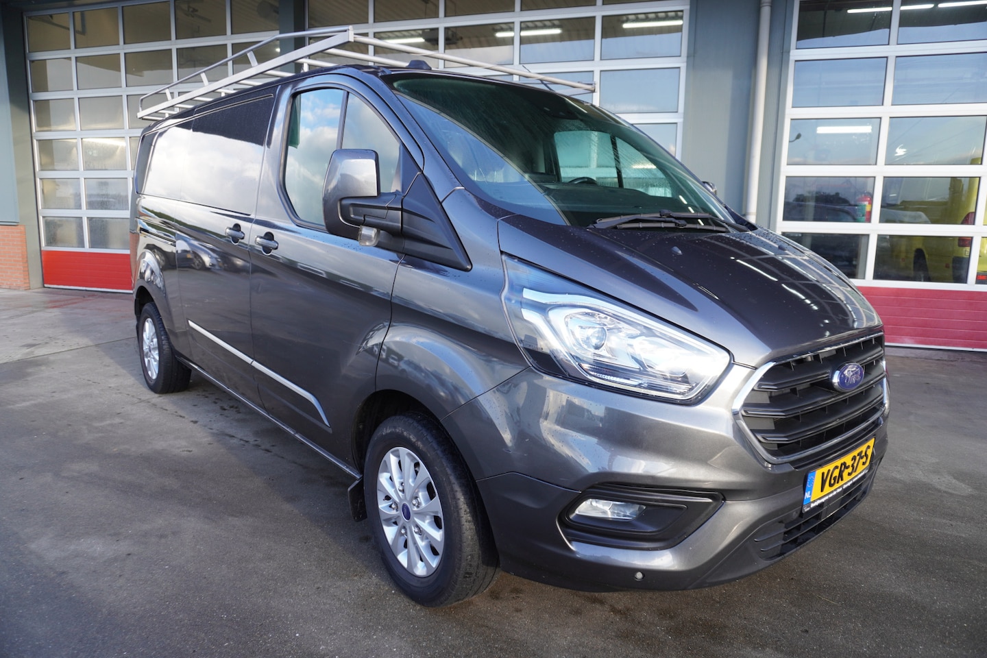 Ford Transit Custom - 300L 2.0 TDCI 130PK L2H1 Limited Schuifdeur links en rechts nr.V108 | Airco | Cruise | Nav - AutoWereld.nl