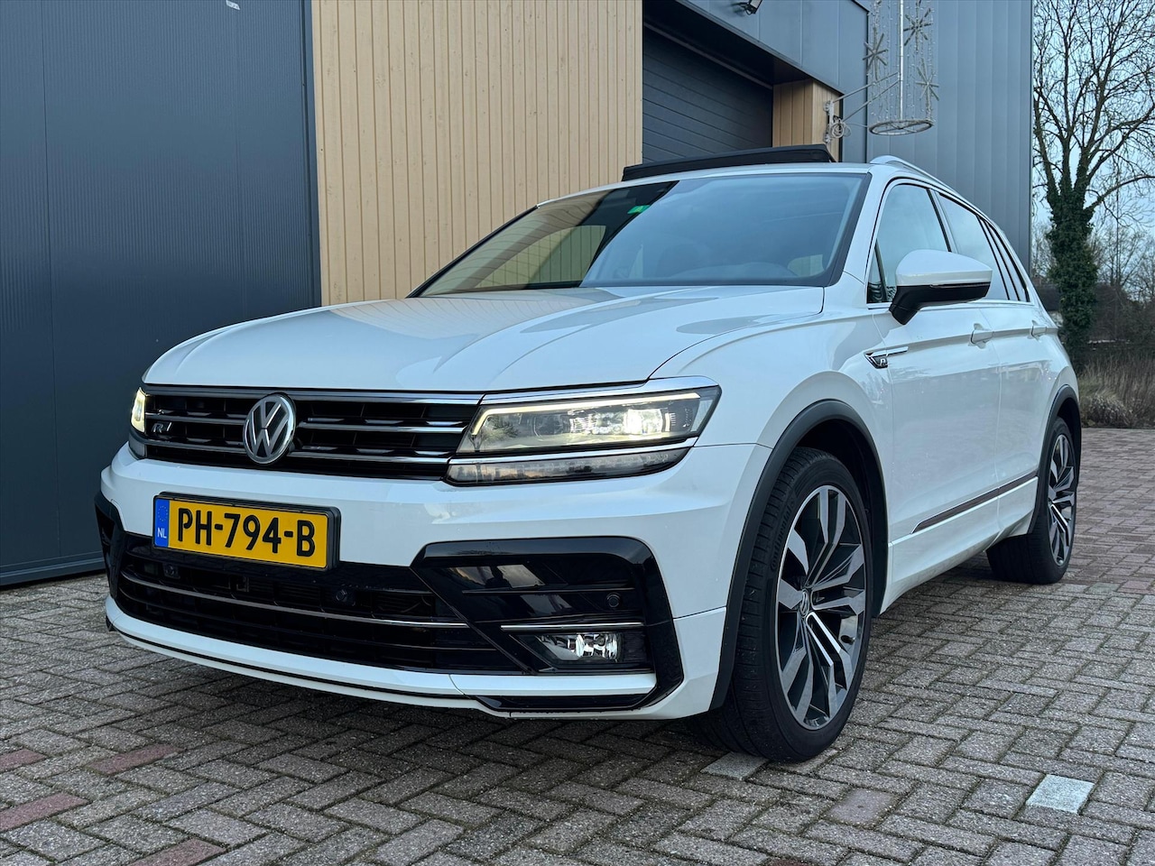 Volkswagen Tiguan - 1.4 TSI 150pk DSG Highline/ R-Line | NL Auto | Dynaudio | Trekhaak | Carplay | Stoelverwar - AutoWereld.nl