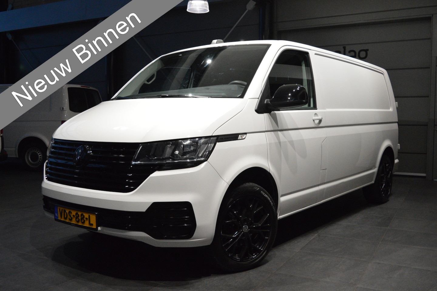 Volkswagen Transporter - 2.0 TDI L2H1 Edition navi airco trekhaak 18 inch 150 pk !! - AutoWereld.nl