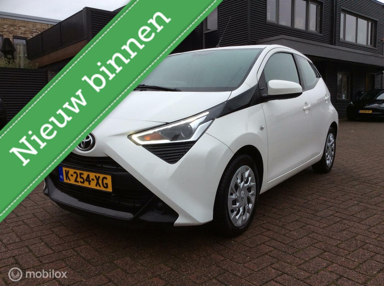 Toyota Aygo - 1.0 VVT-i x-play Automaat Camera Nap Airco Carplay - AutoWereld.nl