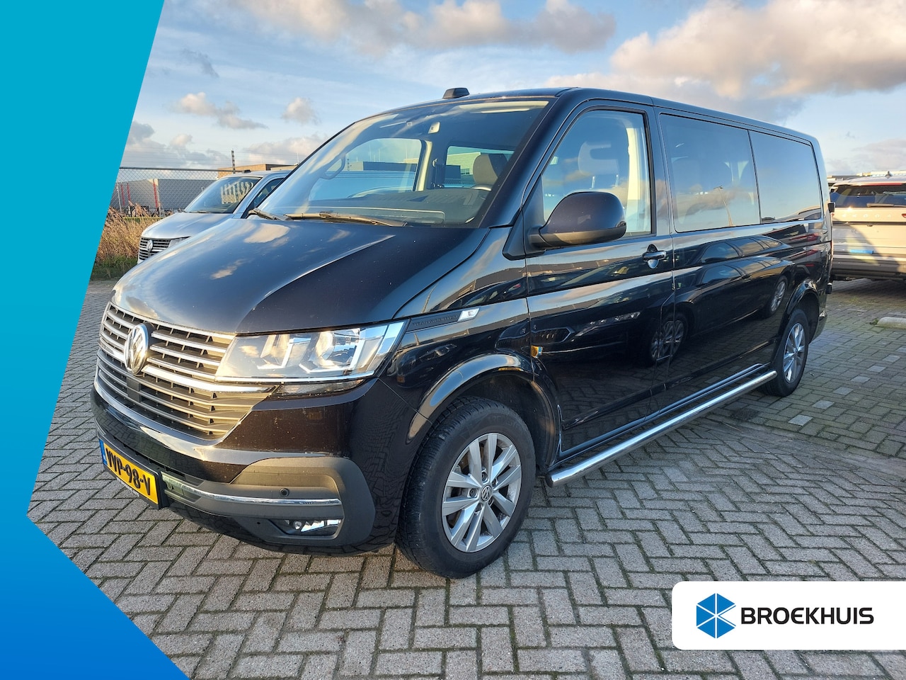 Volkswagen Transporter - 2.0 TDI 150 pk L2H1 DC Highline 7-DSG | Trekhaak | Side-Bars | - AutoWereld.nl