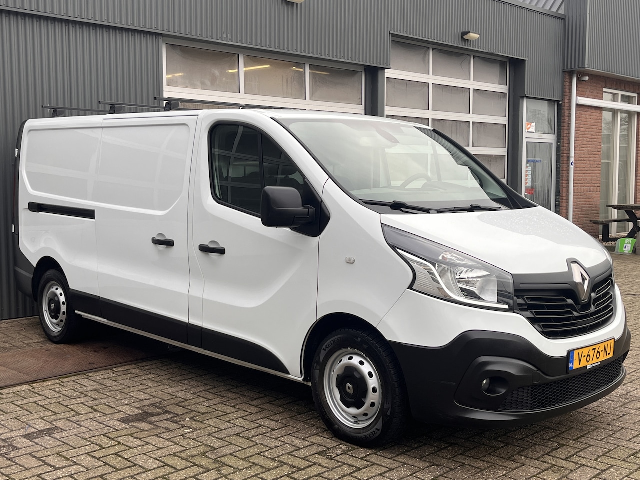 Renault Trafic - 1.6 dCi T29 L2H1 Airco Cruise controle 3-Persoons Telefoonverbinding Achterruitrij camera - AutoWereld.nl