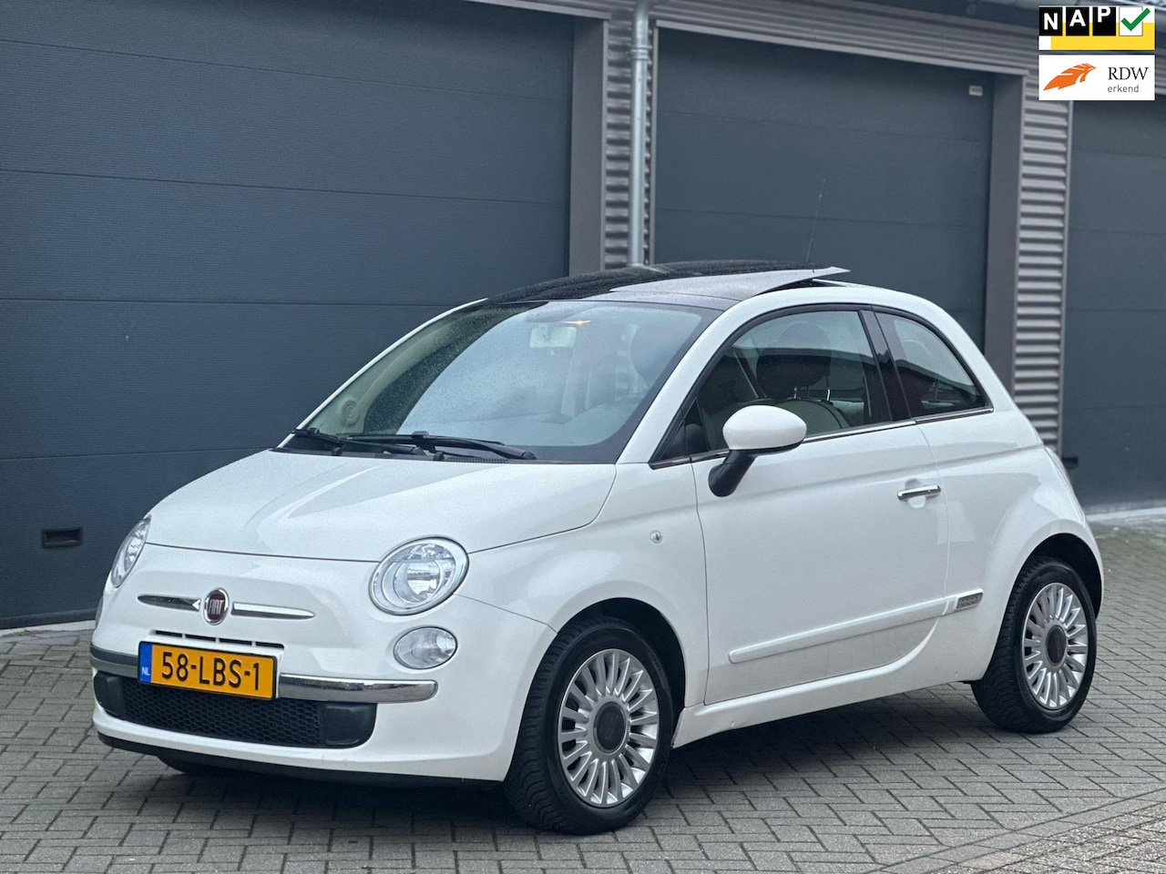 Fiat 500 - 1.2 AUTOMAAT Lounge, 79000 km, Nederlandse auto met nationale auto pas, uitschuifbaar pano - AutoWereld.nl