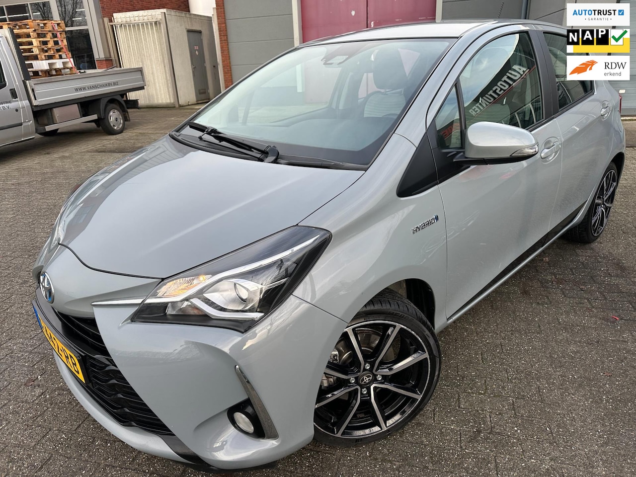 Toyota Yaris - 1.5 Hybrid 2019 DYNAMIC SPORT NARDO-GREY NAVI 17 INCH LUXE - AutoWereld.nl