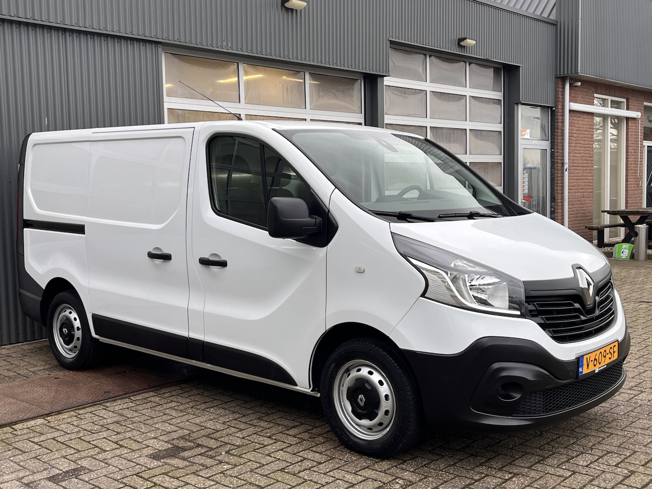 Renault Trafic - 1.6 dCi T29 L1H1 Airco Cruise controle 3-Persoons Telefoonverbinding Parkeersensoren achte - AutoWereld.nl