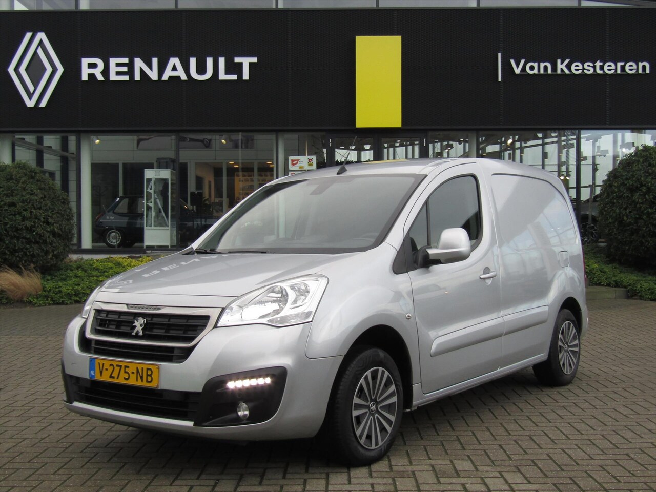 Peugeot Partner - New GB 120 L1 1.6 BlueHDi 100pk 3-zits verh. laadv. Premium Pack / Trekhaak / Navi / Camer - AutoWereld.nl