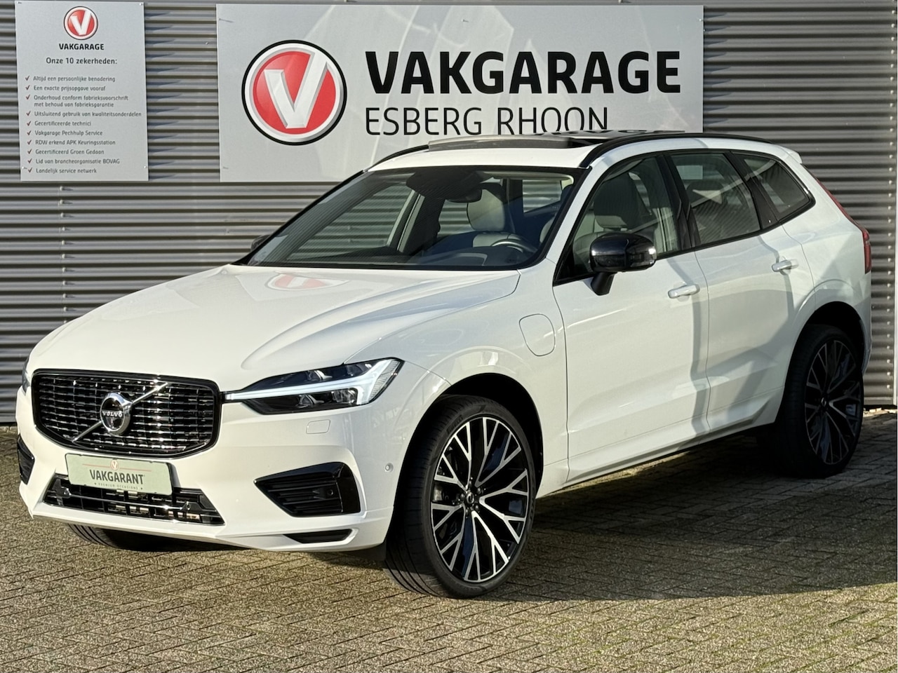 Volvo XC60 - 2.0 Recharge T6 AWD R-Design SCHUIFDAK,LUCHTVERING,TREKHAAK - AutoWereld.nl