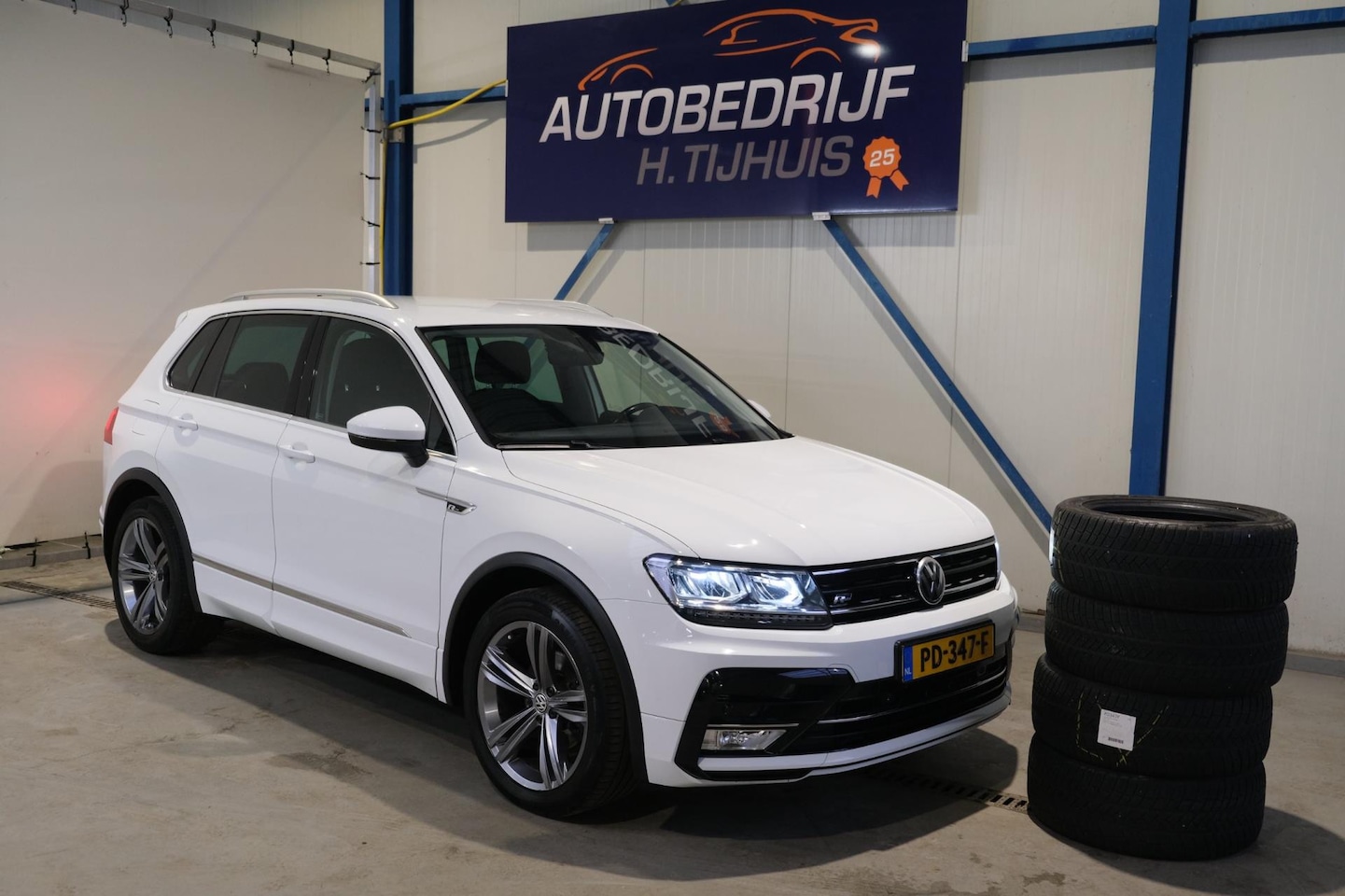 Volkswagen Tiguan - 1.4 TSI Connected Series R-Line - N.A.P. Airco, Cruise, Navi, PDC, Trekhaak. - AutoWereld.nl