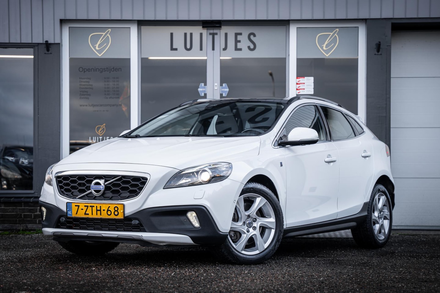 Volvo V40 Cross Country - 2.5 T5 AWD Ocean Race I Pano-dak I Leder I Stoelmemo I Camera I NL-auto I Dealer-OH I 1e-e - AutoWereld.nl