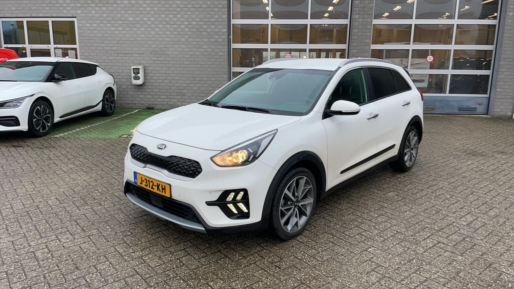 Kia Niro - 1.6 GDi Hybrid DynamicPlusLine NAVIGATIE | CLIMATE CONTROL | ACHTERUITRIJCAMERA | CARPLAY - AutoWereld.nl