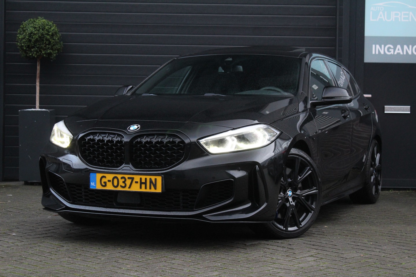 BMW 1-serie - M135i xDrive | Pano | Kuipstoelen | H&K | Camera | High Executive - AutoWereld.nl