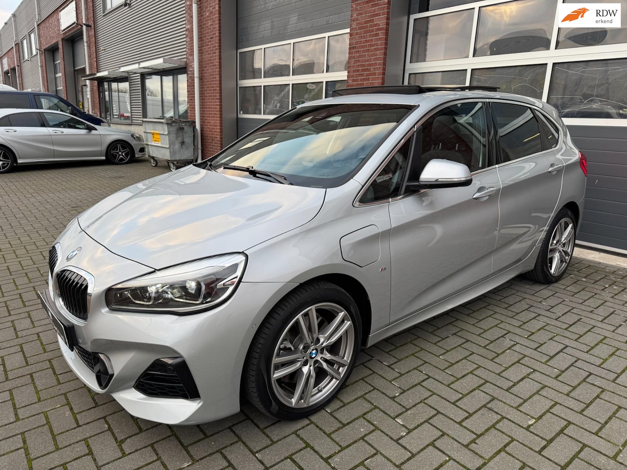 BMW 2-serie Active Tourer - 225xe M-Sport LED Pano HUD Navi Camera H/K - AutoWereld.nl