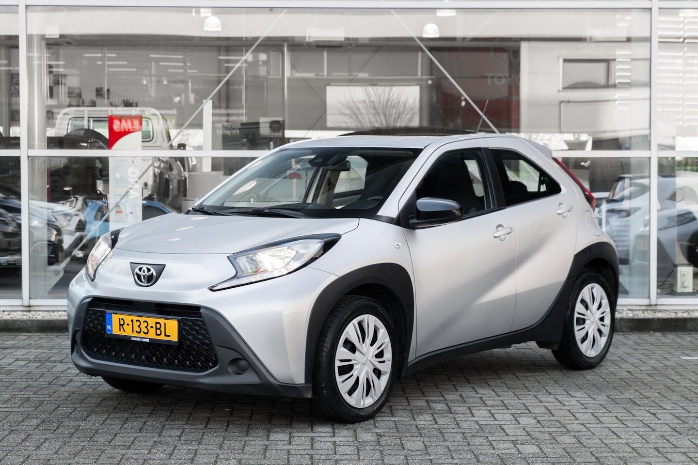 Toyota Aygo X - 1.0 VVT-i MT play 1.0 VVT-i MT 72pk Play | Demo - AutoWereld.nl