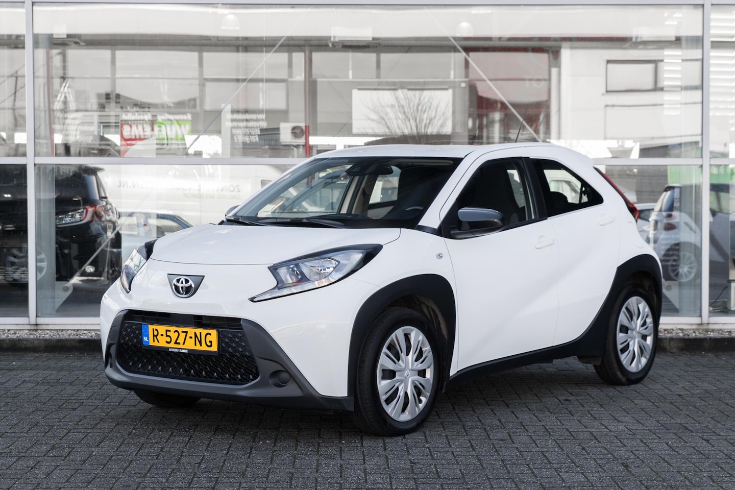 Toyota Aygo X - 1.0 VVT-i MT play 1.0 VVT-i MT 72pk Play | Demo - AutoWereld.nl