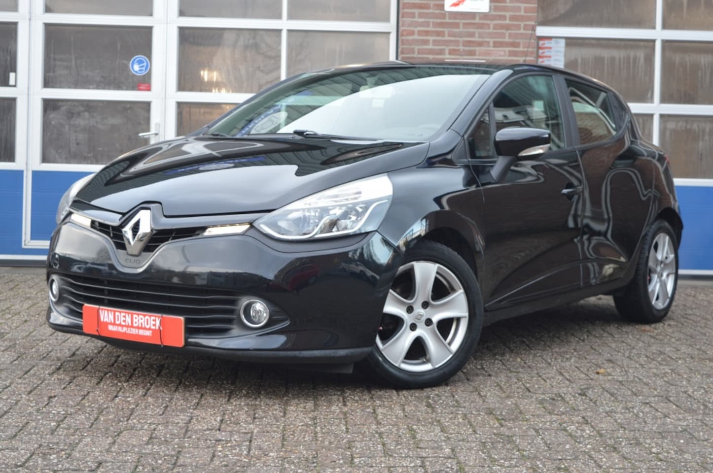 Renault Clio - 0.9 TCe Expression | NAVI - AIRCO - CRUISE - AutoWereld.nl