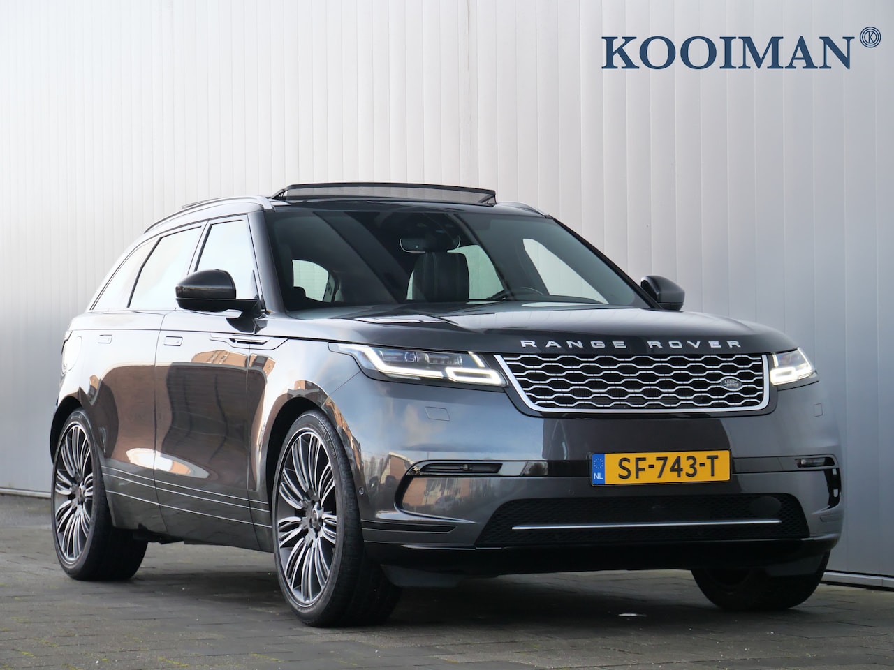 Land Rover Range Rover Velar - 3.0 V6 SC AWD R-Dynamic HSE 381 Pk Automaat Navigatie / DAB / Leer / Pano-dak / Apple Carp - AutoWereld.nl