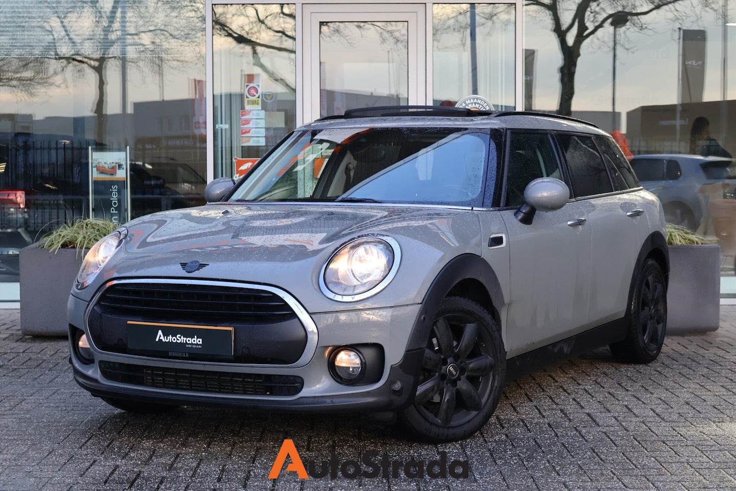 MINI Clubman - 1.5 ONE Chili Business Plus AUT | LED | Cruise | Climate | Pano | Keyless | Stoelverwarmin - AutoWereld.nl