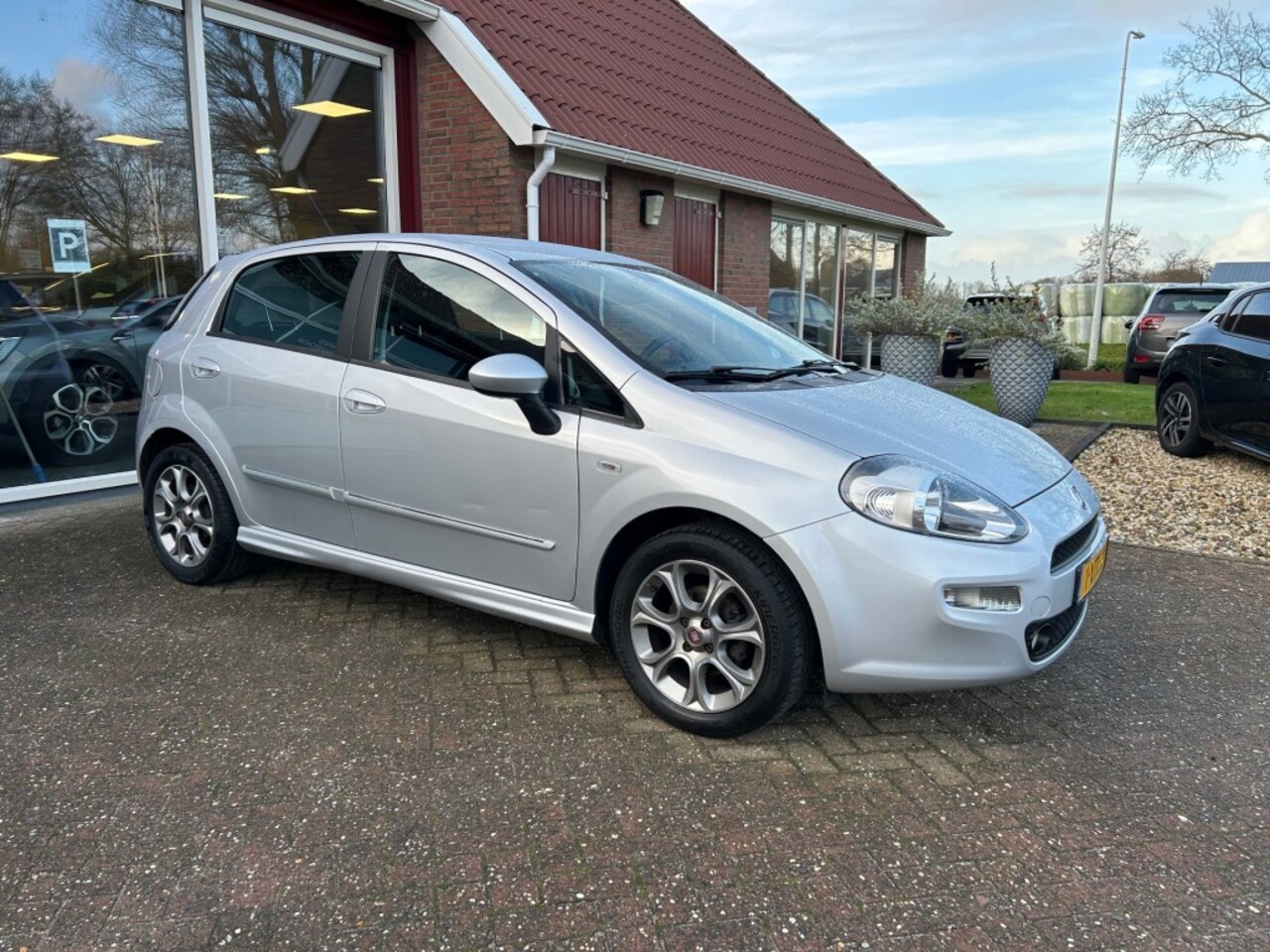 Fiat Punto - 0.9 TWINAIR STREET 5-DRS LUXE UITVOERING! - AutoWereld.nl