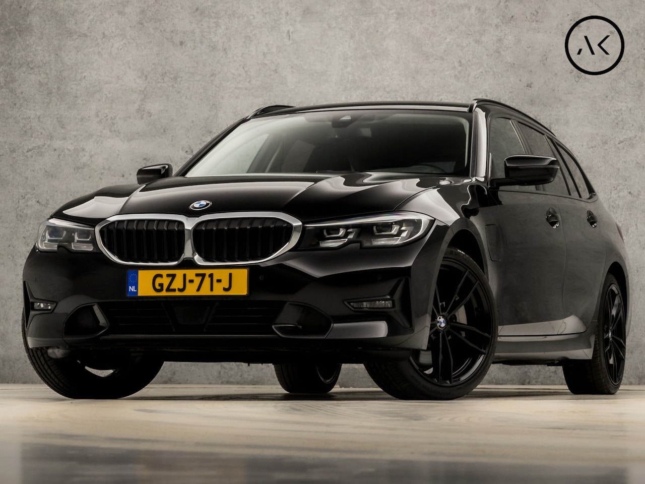 BMW 3-serie Touring - 330e Black Sportline 292Pk Automaat (APPLE CARPLAY, GROOT NAVI, HARMAN/KARDON, SFEERVERLIC - AutoWereld.nl