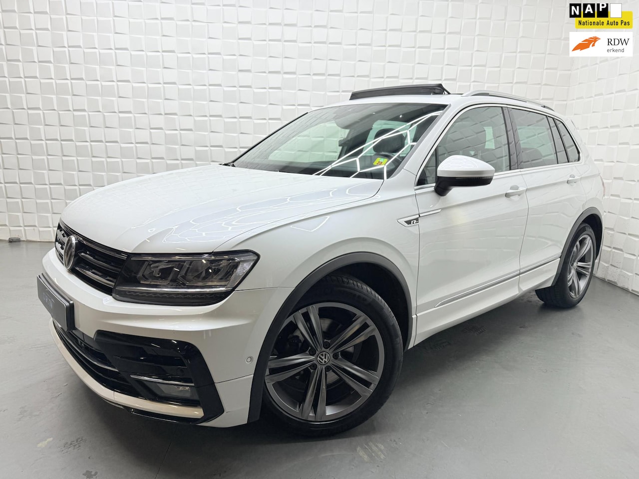 Volkswagen Tiguan - 1.4 TSI ACT R LINE PANO VIRTUAL CAM ACC - AutoWereld.nl