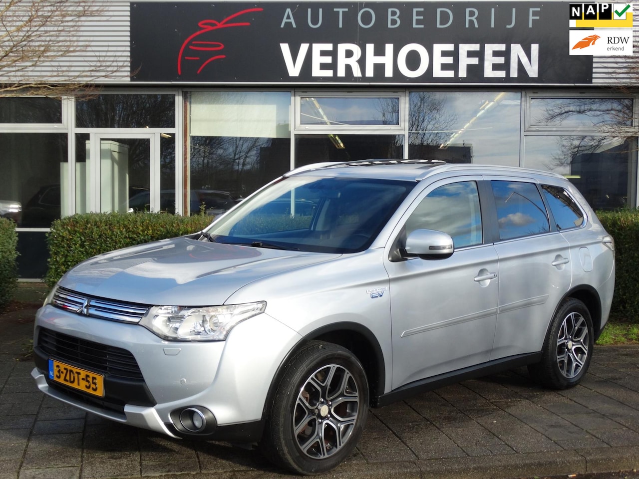 Mitsubishi Outlander - 2.0 PHEV Instyle X-Line - PANORAMADAK - STOEL VERW - PARK CAMERA - CRUISE / CLIMATE CONTR - AutoWereld.nl