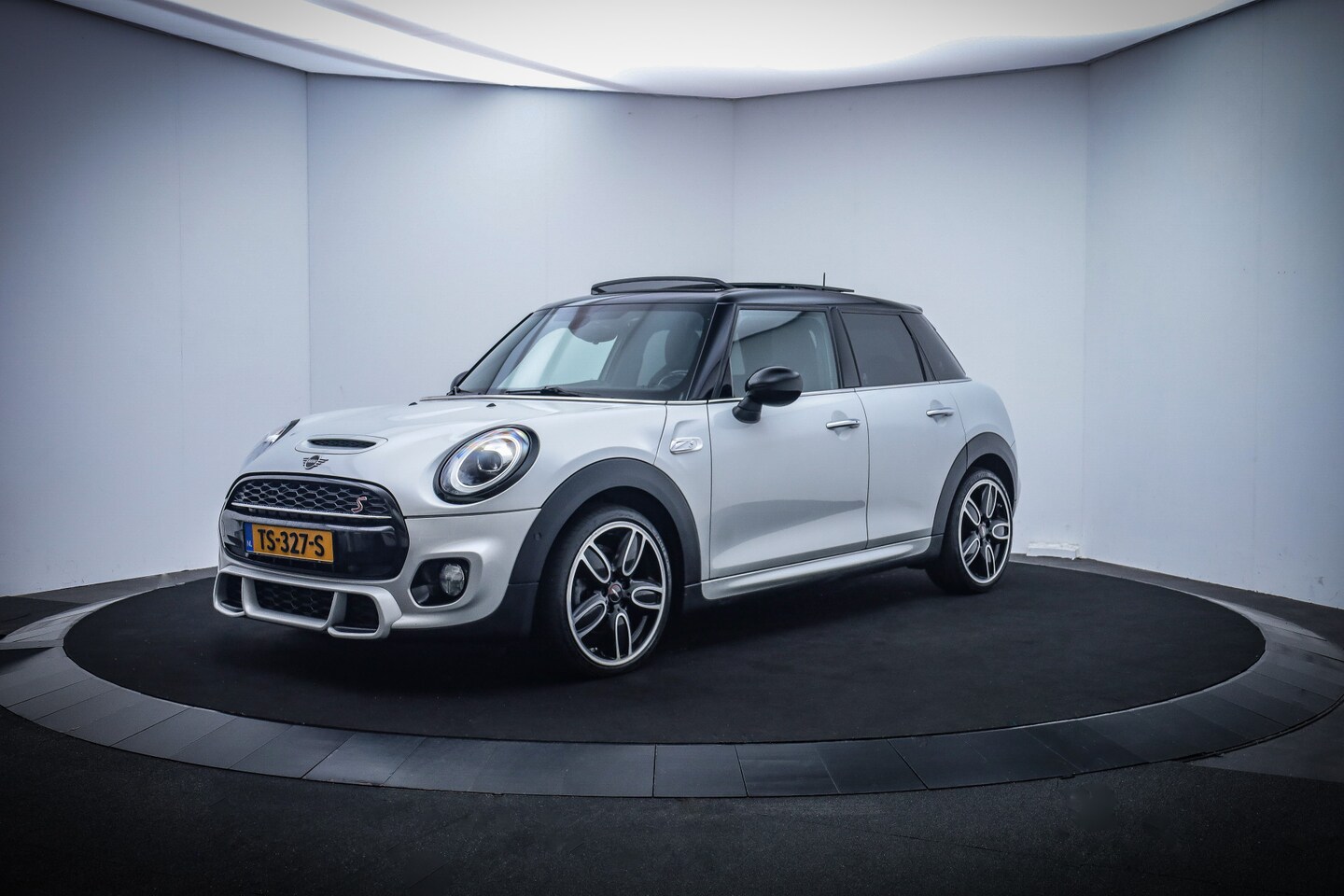 MINI Cooper S - Mini 2.0 PANO/HARMAN KARDON/LED/HEAD UP/JCW PAKKET/NAVI/CARPLAY/LMV 18'' - AutoWereld.nl