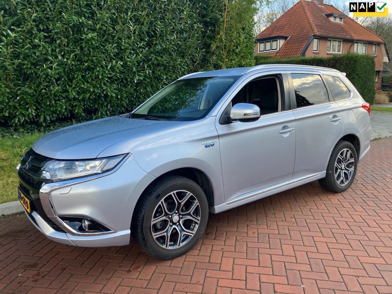 Mitsubishi Outlander - 2.0 PHEV Pure mooie auto vele extra's nieuw model nieuwe apk - AutoWereld.nl