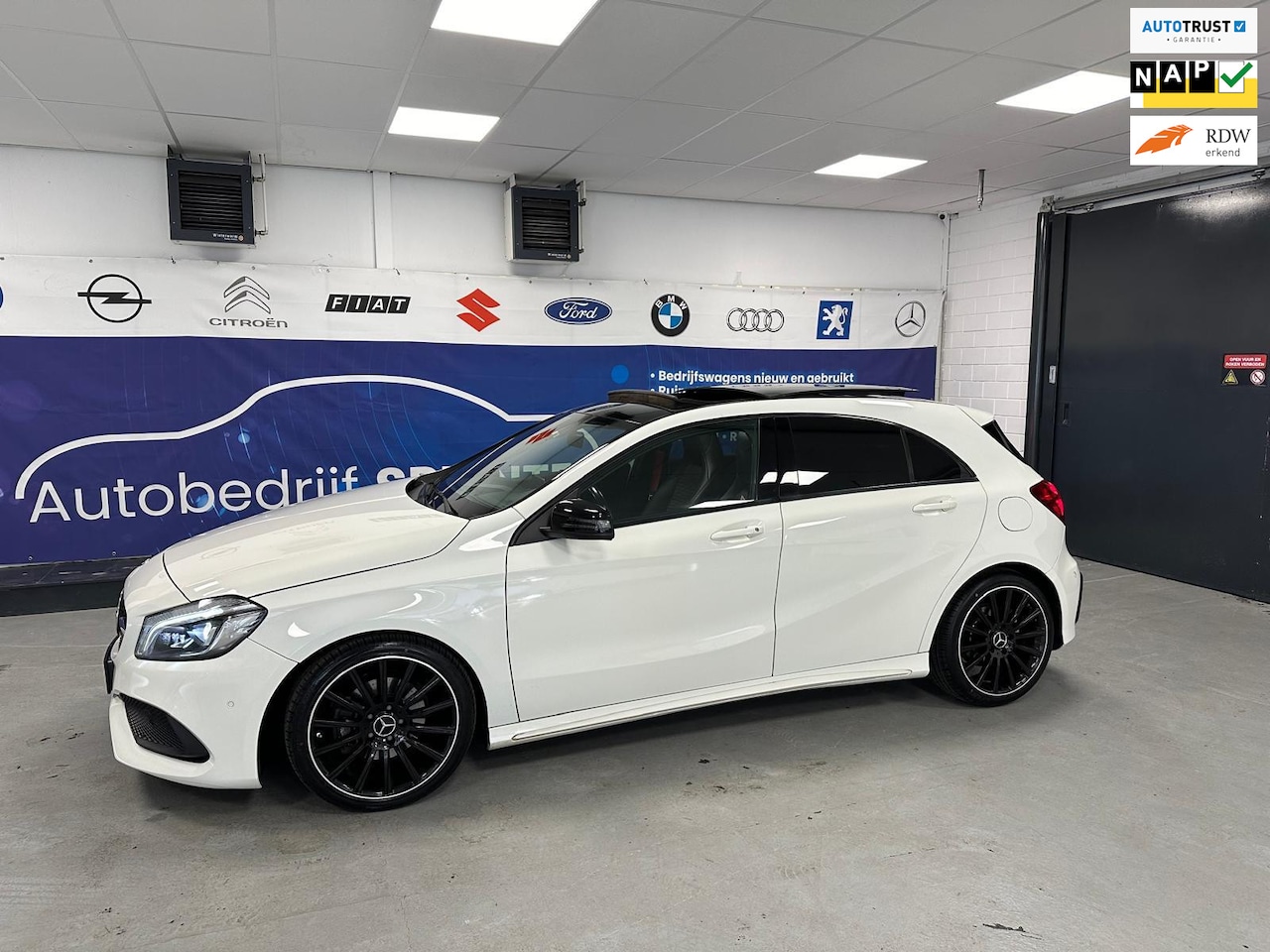 Mercedes-Benz A-klasse - 180 Ambition AMG STYLING/PANO-DAK/NL-AUTO - AutoWereld.nl