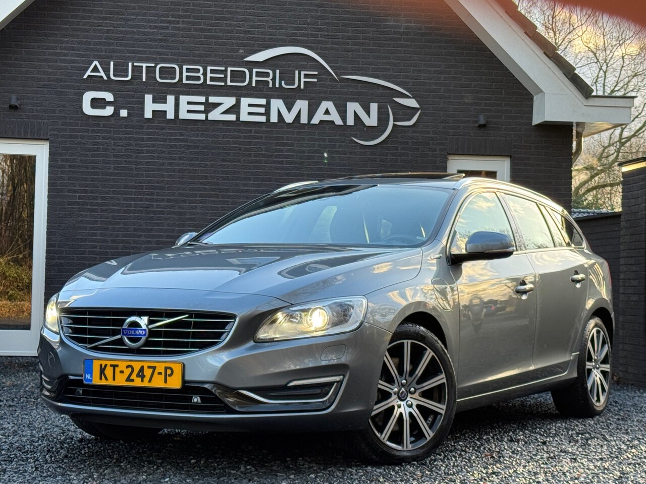 Volvo V60 - 2.4 D6 220PK! Twin Engine Momentum Panoramadak Navigatie LEDER - AutoWereld.nl