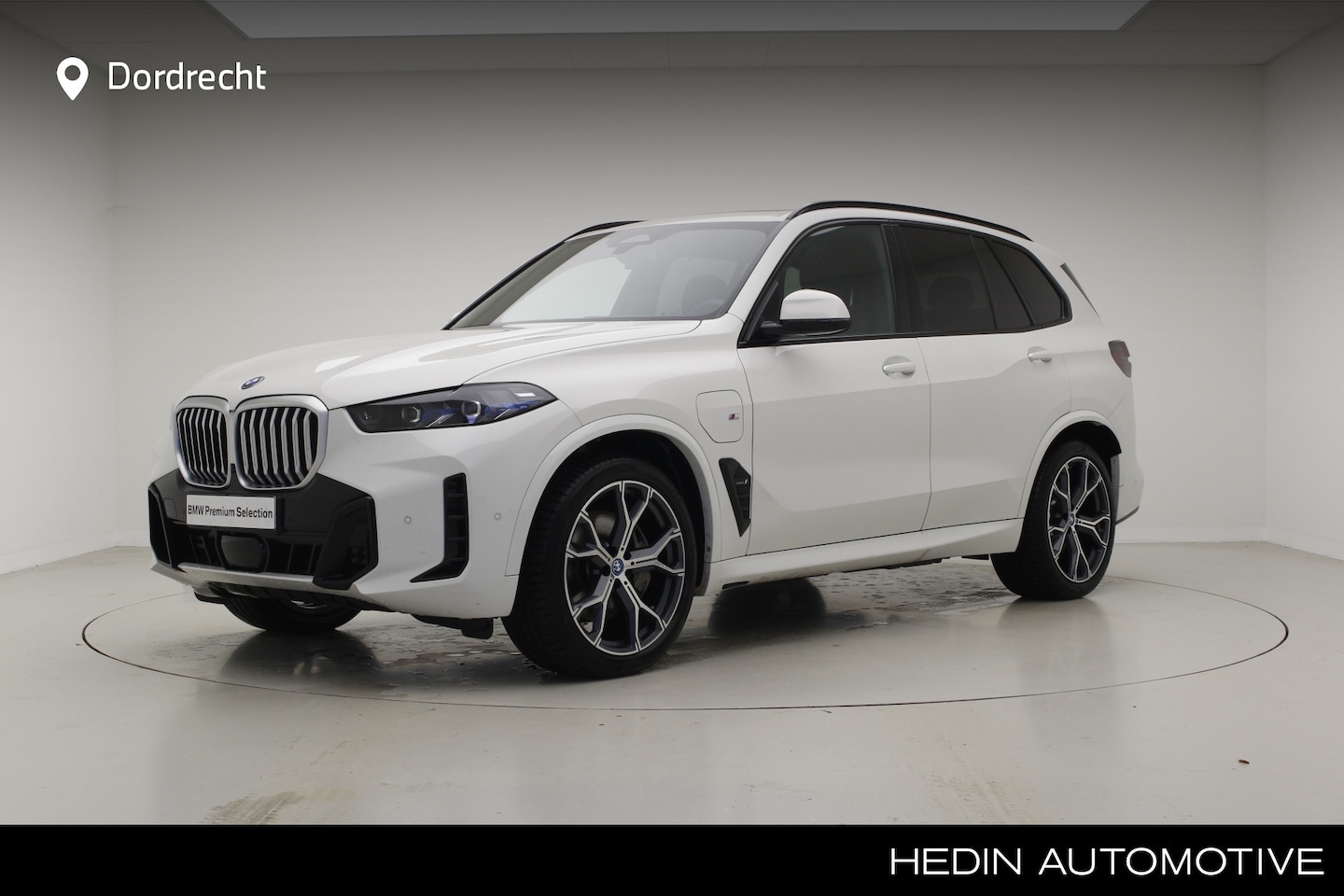 BMW X5 - xDrive50e M-Sport | Panorama | 21" | Harman Kardon | Luchtvering v+a | Trekhaak - AutoWereld.nl