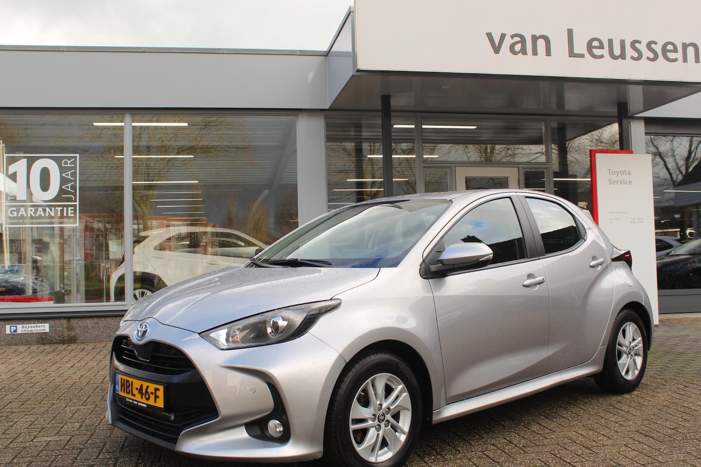 Toyota Yaris - 1.5 HYBRID DYNAMIC STOELVERW. PARK.SENSOREN V+A CLIMA DAB PARKCAMERA AD-CRUISE - AutoWereld.nl