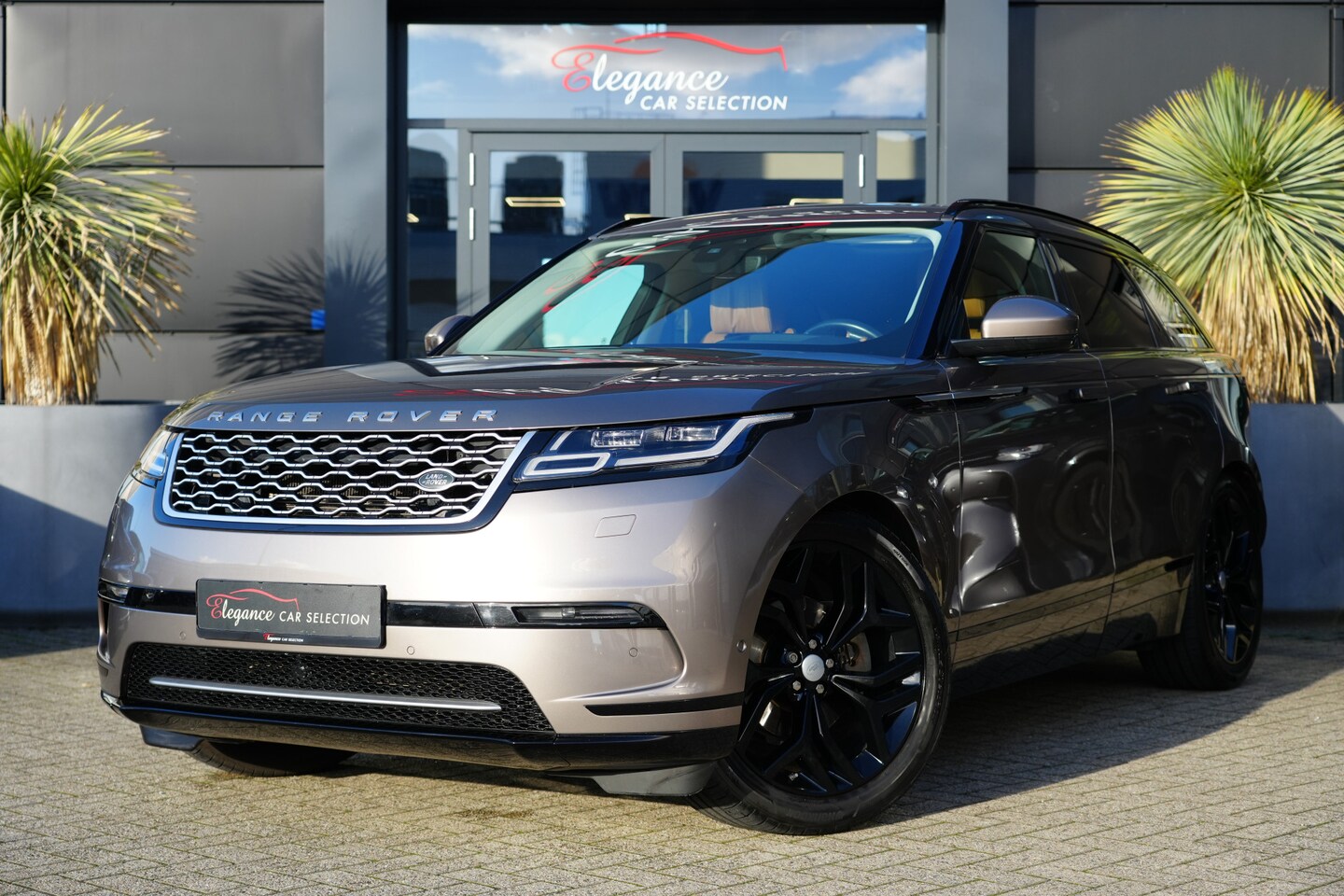 Land Rover Range Rover Velar - 2.0 I4 AWD HSE 240pk Panoramadak/Stoelverwarming/Camera - AutoWereld.nl