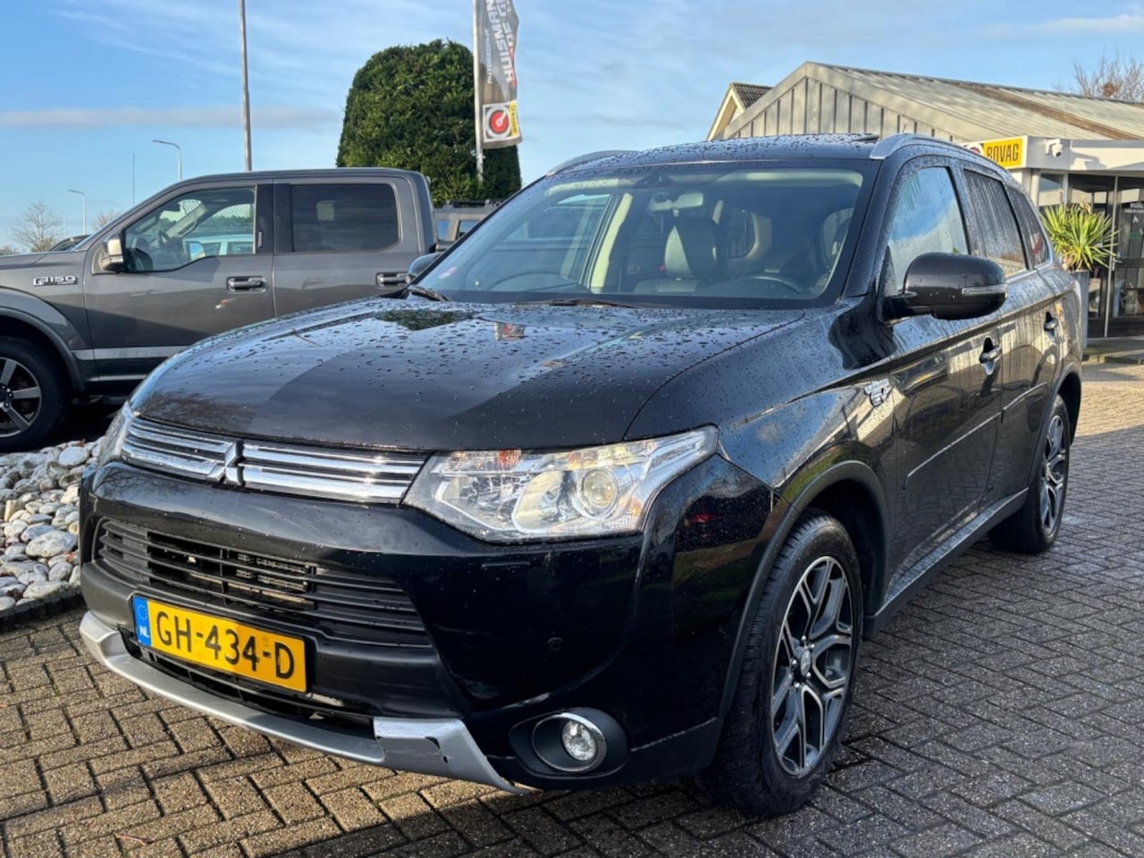 Mitsubishi Outlander - 2.0 PHEV XLine 2015 Hybrid Zwart Trekhaak - AutoWereld.nl