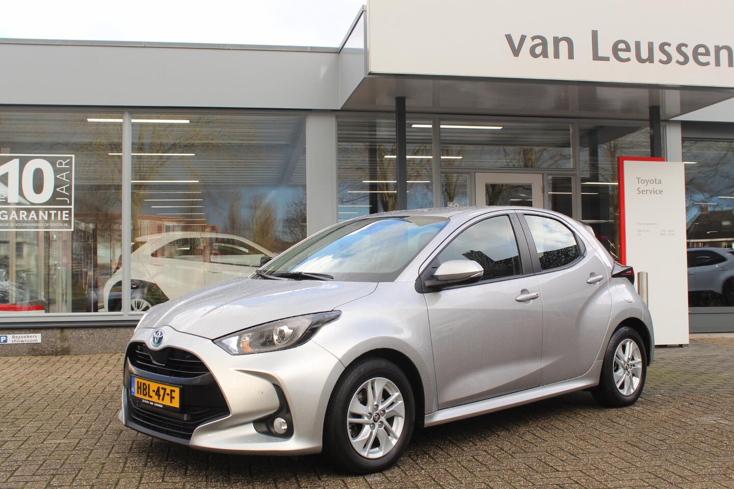 Toyota Yaris - 1.5 HYBRID DYNAMIC PARK.SENSOREN V+A STOELVERW. APPLE/ANDROID DAB AD-CRUISE PARKCAMERA - AutoWereld.nl