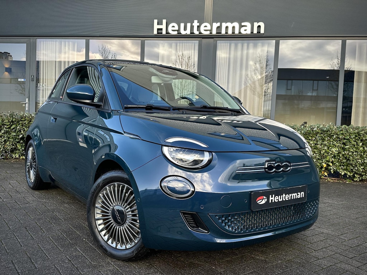 Fiat 500 - Icon 42 kWh Camera/ LED/ Celestial Blue Icon 42 kWh Camera/ LED/ Nieuwstaat - AutoWereld.nl