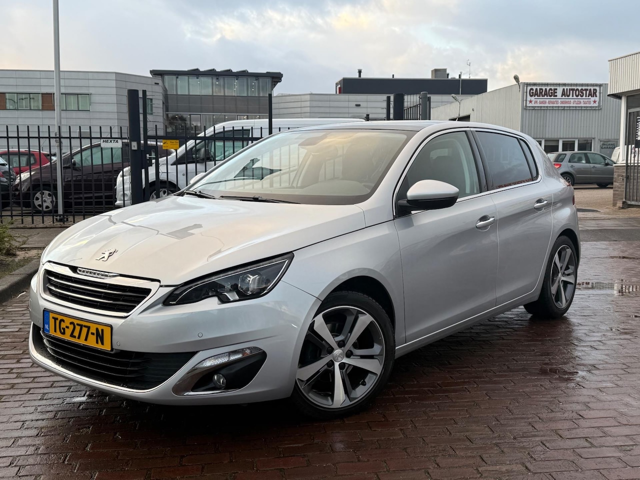 Peugeot 308 - 1.2 PureTech GT-line Automaat, Navi, Camera, PDC, Trekhaak, Pano, Dealer onderhouden, NAP - AutoWereld.nl