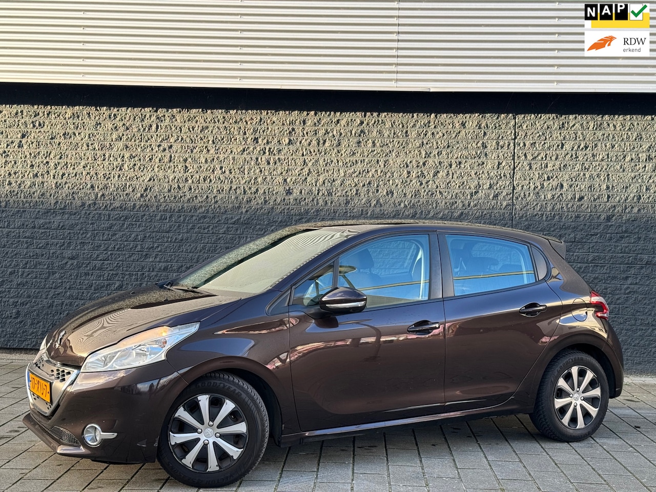 Peugeot 208 - 1.4 e-HDi AUTOMAAT Active 5DRS - AutoWereld.nl