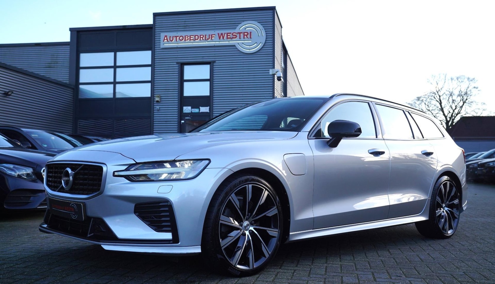 Volvo V60 - 2.0 T8 Twin Engine AWD R-Design | 360 camera | Stuurwielverwarming | Headup - AutoWereld.nl