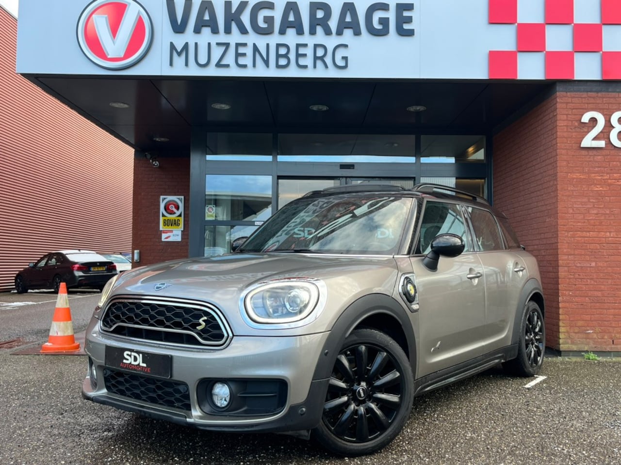 MINI Countryman - Mini 2.0 Cooper S E ALL4 Chili // SCHUIF-KANTELDAK // NAVI // LEDER // LED // KEYLESS // P - AutoWereld.nl