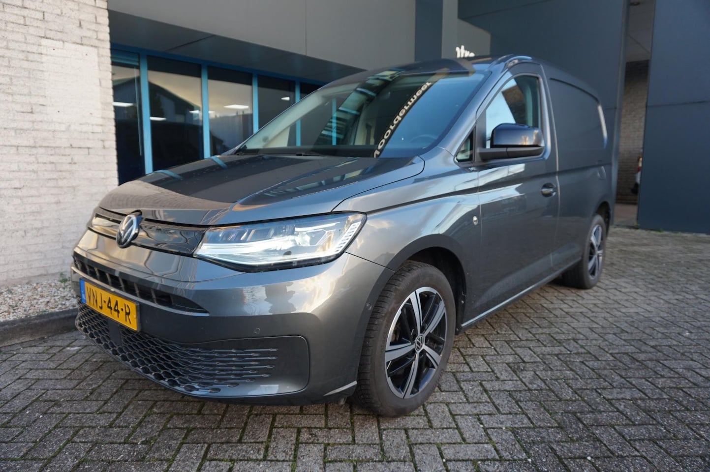 Volkswagen Caddy Cargo - 2.0 TDI First editon / navigatie / camera / led / key less / trekhaak - AutoWereld.nl