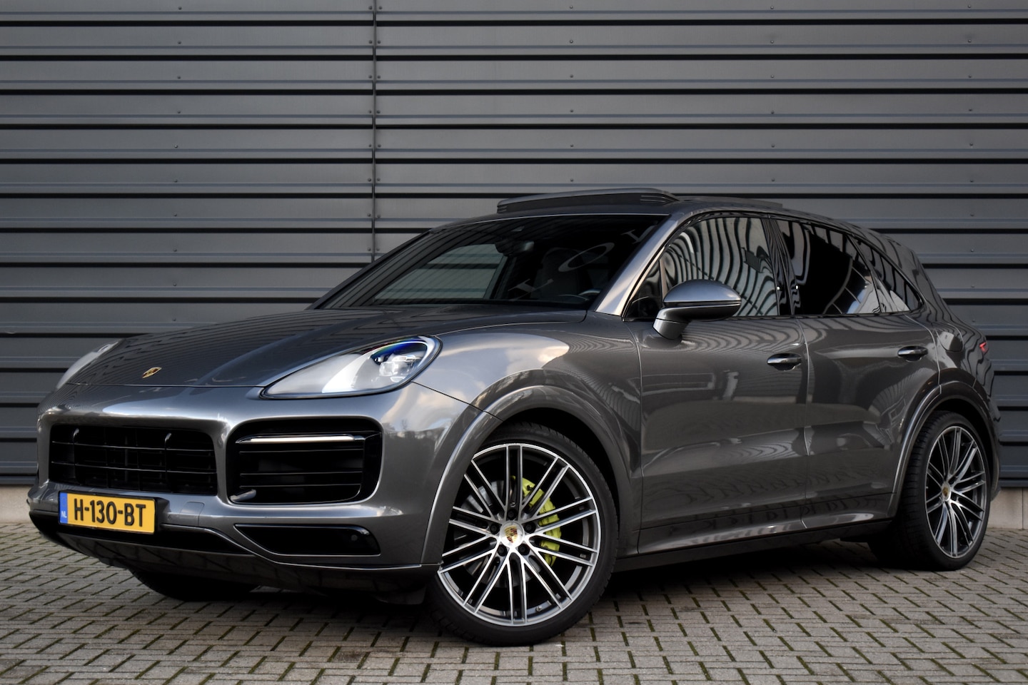 Porsche Cayenne - 3.0 E-Hybrid 462pk SportDesign | Panoramadak | 22'' Velgen | Luchtvering | Bose | CarPlay - AutoWereld.nl