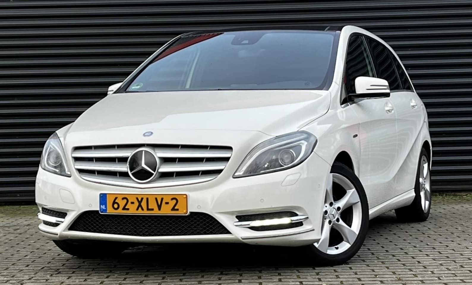 Mercedes-Benz B-klasse - 180 Ambition | Automaat | Airconditioning | Panorama dak | Trekhaak | Navigatie | Lederen - AutoWereld.nl