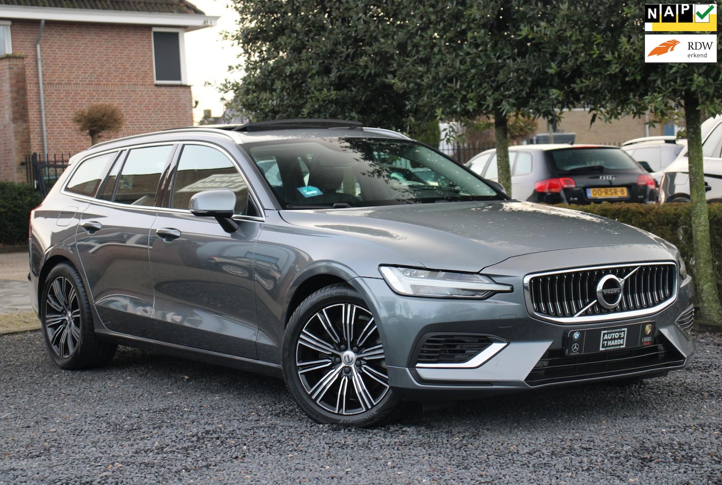 Volvo V60 - 2.0 T8 Twin Engine AWD Inscription 390 PK Pano Trekhaak Leder Blis 18'' - AutoWereld.nl