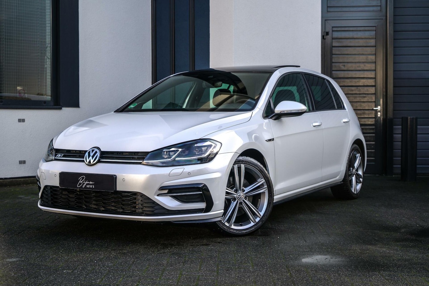 Volkswagen Golf - 1.5 TSI R-Line PANO / DCC / CAMERA - AutoWereld.nl