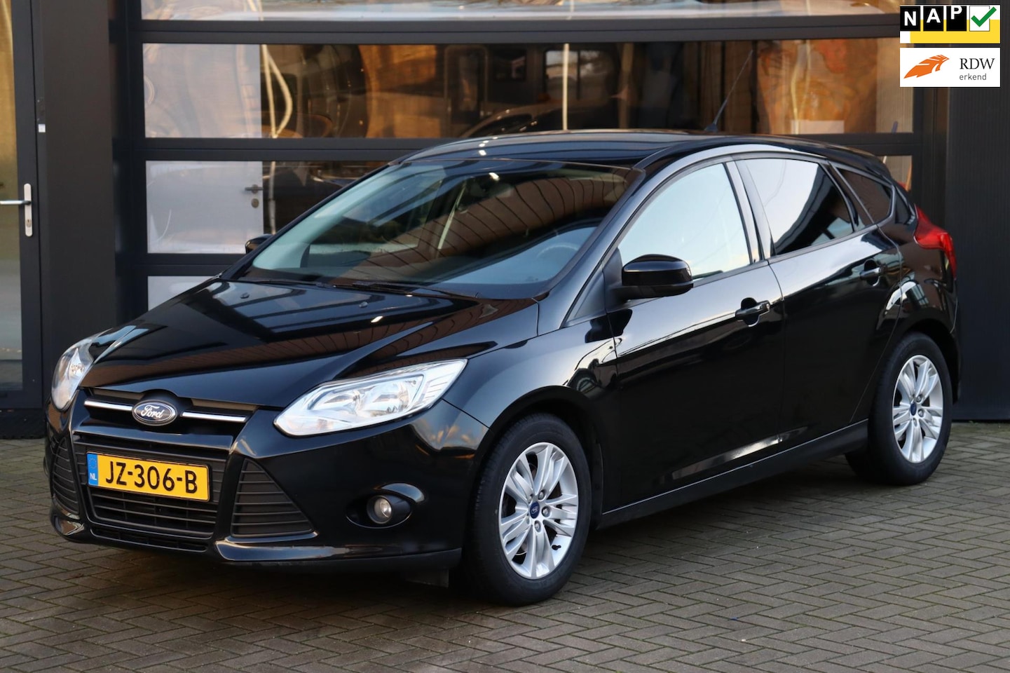 Ford Focus - 1.6 EcoBoost Lease Titanium | Airco | Sensoren | Navi | Stoelverwarming | LM Velgen - AutoWereld.nl