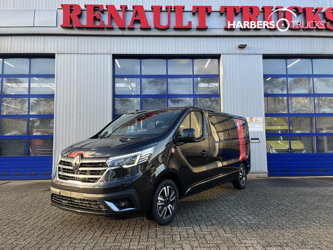 Renault Trafic - L2H1 Red Exclusive Camera, Sonsoren rondom, Klima, Trekhaak - AutoWereld.nl